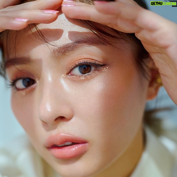 Rio Uchida Instagram - 🩵andGIRL🩵 自己肯定感があがるうるつやなメイクでした🩷🫧 #Repost @andgirl_jp ・・・ 自己肯定感高まりメイクで、 昨日よりちょっと自分を好きになろう💞 ここでは、リップでマインドUPする方法をレクチャー! 粘膜カラーのリップライナーと、 うるつやリップをちょこっとオーバーに塗るのがコツ💋 ぷっくり唇で女っぽ気分を高めて、 お休みの方も、お仕事の方も、 素敵なクリスマスを過ごしてね🎄💝 3Dリップの手に入れ方は、 andGIRL冬号をチェックしてみてください🥰 ________________ andGIRL2024年冬号 (12/7発売) 企画名:昨日よりちょっと自分を好きになる♡自己肯定感高まりメイク モデル:#内田理央 @rio_uchida ________________ #andGIRL #アンドガール #今日の服 #今日のコーデ #ootd #outfit #シンプルコーデ #大人スタイル #大人可愛いコーデ #冬服 #冬コーデ #冬服コーデ #休日コーデ #自己肯定感メイク #自己肯定感UP #冬メイク #オーバーリップ #3Dリップ #粘膜カラー