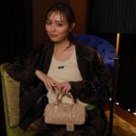 Rio Uchida Instagram – MIUMIU WOMEN’S TALES 

ミュウミュウのショートフィルムプロジェクト「MIU MIU WOMEN’S TALES」は女性をエンパワーする活動のひとつ。今回はタン・チュイムイ監督のショートフィルムを鑑賞させて頂きました。

昔から強く美しい女性に憧れます。
ファッションも私の心を強くしてくれる味方です。

ビンテージ風のセットアップのスカートをローウエストで履いてグリーンのアンダーウェアをチラ見せしてるのが新鮮でした🤎💚

#MiuMiu #MiuMiuWomensTales #PR