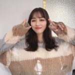 Rio Uchida Instagram - 久しぶりに外の空気を吸った⭐️ 年末年始も体調悪くずーっとお家にいたので 少しずつ体力を付けていきます💪 写真は髪のメンテナンスしてもらった時の。 透明感あるブラウンをオーダーしたよ🩵 ニットは @f_lagstuf_f メンズだよ！