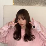 Rio Uchida Instagram – 前髪カットした日。
後ろの髪は伸ばし中✌️珍しく巻いてみた🩷

アプリでフラッシュたくと盛れるって聞いて撮ったら
ハイライトが綺麗に写って本当につやつやに撮れた！