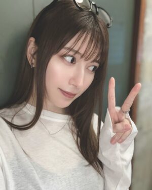 Risa Yukihira Instagram - ✌︎
.
.
.
（スカートじゃなくてショートパンツです…！）