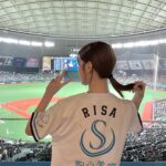 Risa Yukihira Instagram - そして始球式の後は試合観戦！ 熱気がすごくて楽しかったです❤️‍🔥❤️‍🔥 また行きたい…！ 西武ライオンズの応援団の皆さんに合わせて雪平もジャンプしてました😂 #西武ライオンズ#seibulions#聖心美容クリニック#聖心30周年感謝ナイター