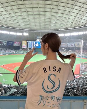 Risa Yukihira Instagram - そして始球式の後は試合観戦！
熱気がすごくて楽しかったです❤️‍🔥❤️‍🔥
また行きたい…！
西武ライオンズの応援団の皆さんに合わせて雪平もジャンプしてました😂

#西武ライオンズ#seibulions#聖心美容クリニック#聖心30周年感謝ナイター