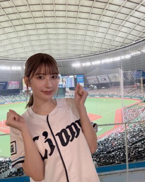 Risa Yukihira Instagram - そして始球式の後は試合観戦！
熱気がすごくて楽しかったです❤️‍🔥❤️‍🔥
また行きたい…！
西武ライオンズの応援団の皆さんに合わせて雪平もジャンプしてました😂

#西武ライオンズ#seibulions#聖心美容クリニック#聖心30周年感謝ナイター