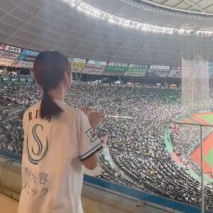 Risa Yukihira Instagram - そして始球式の後は試合観戦！
熱気がすごくて楽しかったです❤️‍🔥❤️‍🔥
また行きたい…！
西武ライオンズの応援団の皆さんに合わせて雪平もジャンプしてました😂

#西武ライオンズ#seibulions#聖心美容クリニック#聖心30周年感謝ナイター