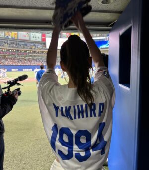 Risa Yukihira Instagram - 中日ドラゴンズさんのホーム開幕戦で始球式をさせていただきました⚾️

人生で3度目の始球式、とても光栄でした。
地元愛知の皆さんの声援もあたたかくて嬉しかったです✨

ピッチング練習では堂上さんに教えていただき、
本番ではワンバンストライク…！あとは距離…！

超満員のバンテリンドーム、
延長戦サヨナラホームランでドラゴンズの勝利！！

痺れました！貴重な体験をありがとうございました☺︎

#中日ドラゴンズ