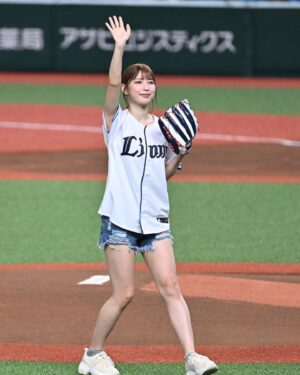 Risa Yukihira Instagram - 昨日は埼玉西武ライオンズさんで始球式させていただきました⚾️

初めての経験！とっても緊張した…！

ふわふわボールだったので次はもっと投げれるように練習頑張ります🔥

ご声援くださった皆さんありがとうございました💙💙🦁

#西武ライオンズ#seibulions#聖心美容クリニック#聖心30周年感謝ナイター
