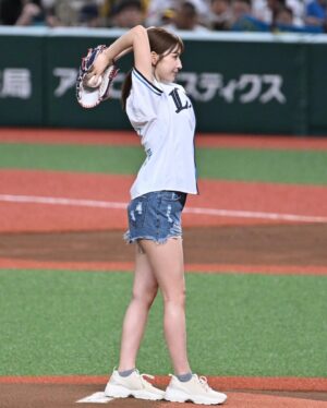Risa Yukihira Instagram - 昨日は埼玉西武ライオンズさんで始球式させていただきました⚾️

初めての経験！とっても緊張した…！

ふわふわボールだったので次はもっと投げれるように練習頑張ります🔥

ご声援くださった皆さんありがとうございました💙💙🦁

#西武ライオンズ#seibulions#聖心美容クリニック#聖心30周年感謝ナイター