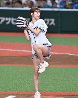 Risa Yukihira Instagram - 昨日は埼玉西武ライオンズさんで始球式させていただきました⚾️

初めての経験！とっても緊張した…！

ふわふわボールだったので次はもっと投げれるように練習頑張ります🔥

ご声援くださった皆さんありがとうございました💙💙🦁

#西武ライオンズ#seibulions#聖心美容クリニック#聖心30周年感謝ナイター