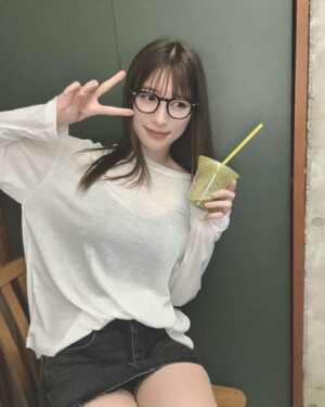 Risa Yukihira Instagram - ✌︎
.
.
.
（スカートじゃなくてショートパンツです…！）