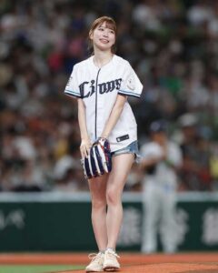 Risa Yukihira Instagram - 昨日は埼玉西武ライオンズさんで始球式させていただきました⚾️ 初めての経験！とっても緊張した…！ ふわふわボールだったので次はもっと投げれるように練習頑張ります🔥 ご声援くださった皆さんありがとうございました💙💙🦁 #西武ライオンズ#seibulions#聖心美容クリニック#聖心30周年感謝ナイター