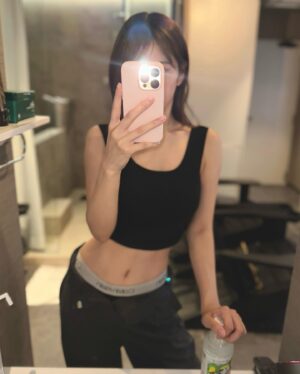 Risa Yukihira Instagram - 🐈

背中が可愛いトップス @miroile