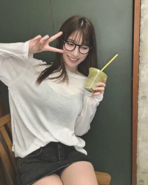 Risa Yukihira Instagram - ✌︎
.
.
.
（スカートじゃなくてショートパンツです…！）