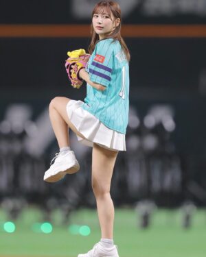 Risa Yukihira Instagram - プロスピグランプリ登場記念で
福岡ソフトバンクホークス戦の始球式させていただきました⚾️

2度目の始球式がこんなにすぐなんて、びっくりで、、光栄でした。
福岡の皆さん、ご声援くださった方、ありがとうございました！！

引き続きプロスピAよろしくお願いします🫶🏻

※グローブ可愛すぎないですか…？🥹

#プロスピa#鷹の祭典#sbhawks