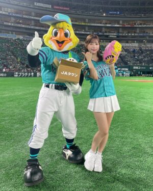 Risa Yukihira Instagram - プロスピグランプリ登場記念で
福岡ソフトバンクホークス戦の始球式させていただきました⚾️

2度目の始球式がこんなにすぐなんて、びっくりで、、光栄でした。
福岡の皆さん、ご声援くださった方、ありがとうございました！！

引き続きプロスピAよろしくお願いします🫶🏻

※グローブ可愛すぎないですか…？🥹

#プロスピa#鷹の祭典#sbhawks