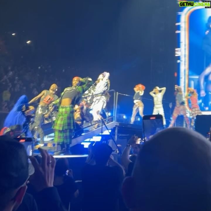 Rita Guedes Instagram - Meu #tbt de hoje foi do melhor show que já assisti ! Vi 4 shows da @madonna , maravilhosos , mas nada se compara com Celebration Tour ! Madonna revisita toda sua carreira , canta seus maiores sucessos , músicas que marcaram ! Madonna è e sempre será a RAINHA do pop mundial , todas as outras cantoras que vieram depois tem um traço do talento dela . Madonna è uma referência e inspiração . Avoè @madonna My #tbt today was to the best show I’ve ever seen! I saw 4 @madonna’s concerts, wonderful all of them, but nothing compares to the Celebration Tour! Madonna revisits her entire career, sings her biggest hits, songs that left a mark! Madonna is and always will be the QUEEN of world pop, everyone who came after has a trace of her talent. Madonna is a reference and inspiration. Avoè @madonna #queen #pop #losangeles #usa