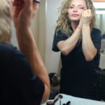 Rita Guedes Instagram - Nos bastidores para entrar em cena . Esse momento é sagrado , onde já começo a me encontrar com o meu personagem Behind the scenes getting ready to enter the scene. This moment is sacred, where I begin to meet my character #teatro #arte #amor #atriz #actress #brasil #cultura