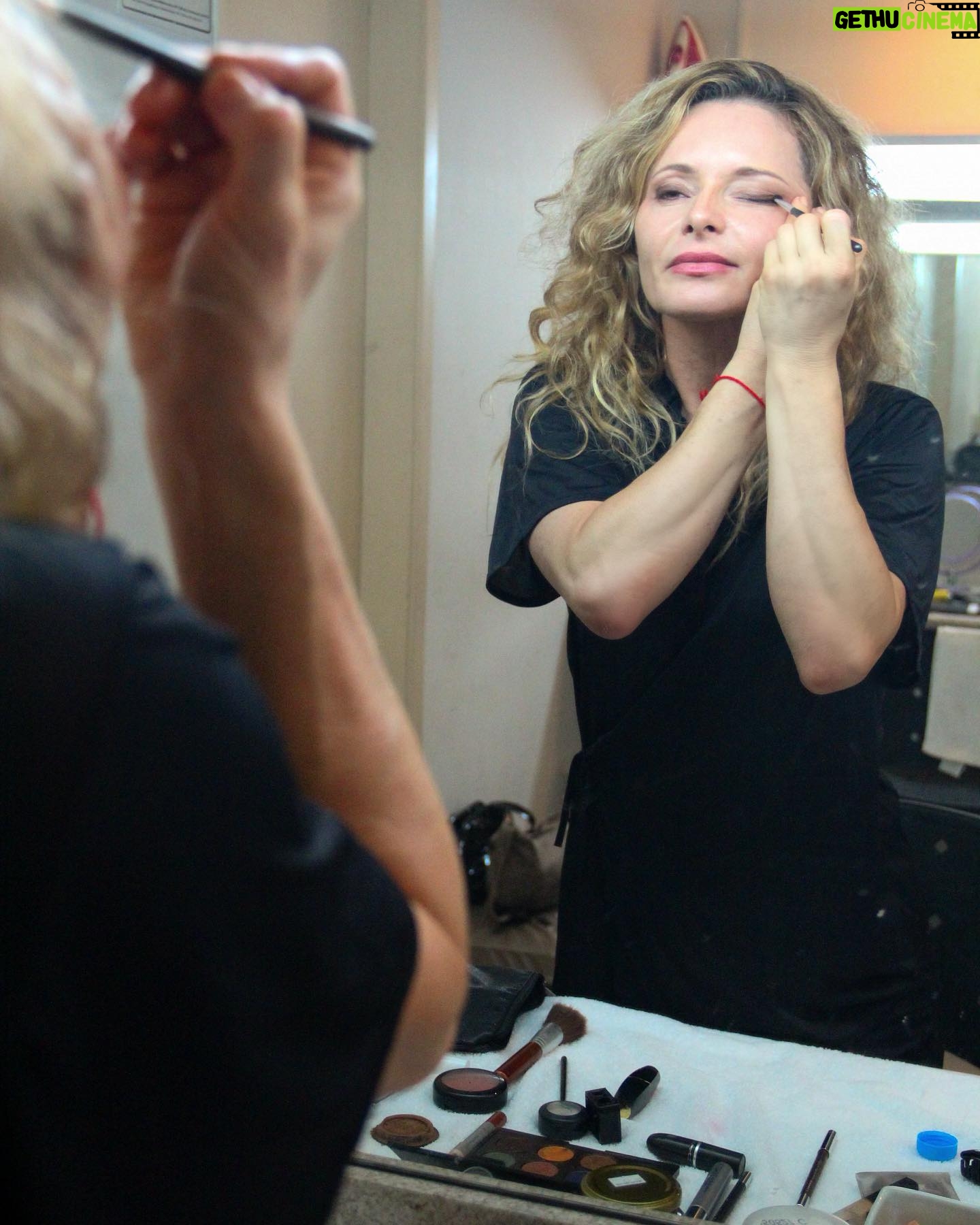 Rita Guedes Instagram - Nos bastidores para entrar em cena . Esse momento é sagrado , onde já começo a me encontrar com o meu personagem Behind the scenes getting ready to enter the scene. This moment is sacred, where I begin to meet my character #teatro #arte #amor #atriz #actress #brasil #cultura