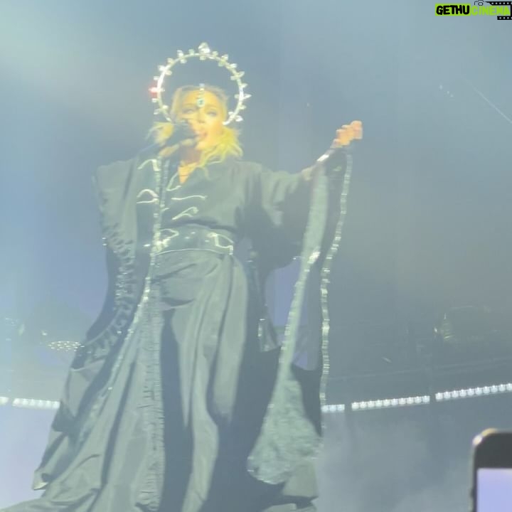 Rita Guedes Instagram - Meu #tbt de hoje foi do melhor show que já assisti ! Vi 4 shows da @madonna , maravilhosos , mas nada se compara com Celebration Tour ! Madonna revisita toda sua carreira , canta seus maiores sucessos , músicas que marcaram ! Madonna è e sempre será a RAINHA do pop mundial , todas as outras cantoras que vieram depois tem um traço do talento dela . Madonna è uma referência e inspiração . Avoè @madonna My #tbt today was to the best show I’ve ever seen! I saw 4 @madonna’s concerts, wonderful all of them, but nothing compares to the Celebration Tour! Madonna revisits her entire career, sings her biggest hits, songs that left a mark! Madonna is and always will be the QUEEN of world pop, everyone who came after has a trace of her talent. Madonna is a reference and inspiration. Avoè @madonna #queen #pop #losangeles #usa