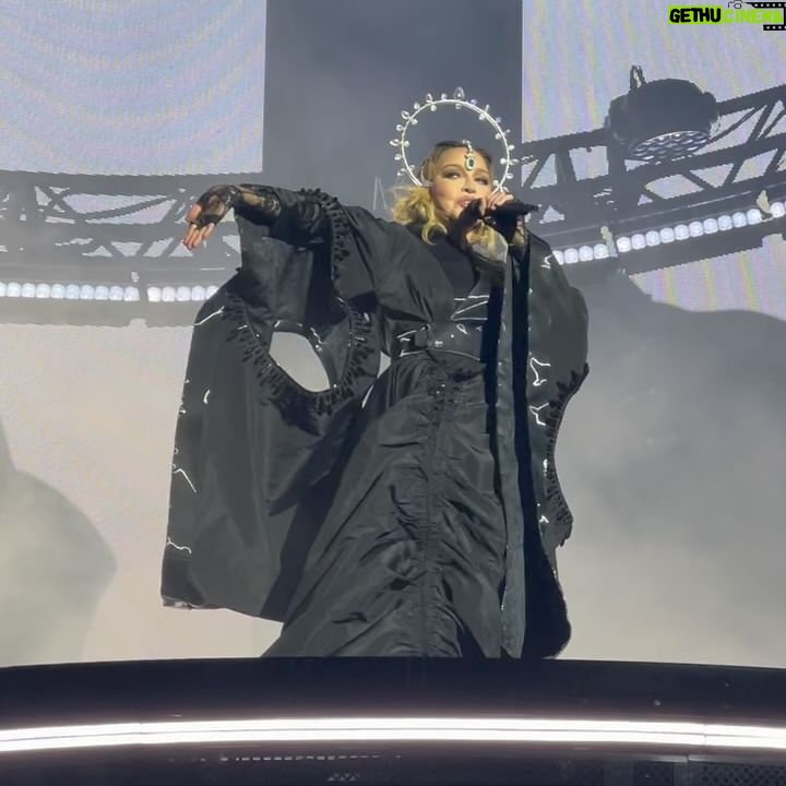 Rita Guedes Instagram - Meu #tbt de hoje foi do melhor show que já assisti ! Vi 4 shows da @madonna , maravilhosos , mas nada se compara com Celebration Tour ! Madonna revisita toda sua carreira , canta seus maiores sucessos , músicas que marcaram ! Madonna è e sempre será a RAINHA do pop mundial , todas as outras cantoras que vieram depois tem um traço do talento dela . Madonna è uma referência e inspiração . Avoè @madonna My #tbt today was to the best show I’ve ever seen! I saw 4 @madonna’s concerts, wonderful all of them, but nothing compares to the Celebration Tour! Madonna revisits her entire career, sings her biggest hits, songs that left a mark! Madonna is and always will be the QUEEN of world pop, everyone who came after has a trace of her talent. Madonna is a reference and inspiration. Avoè @madonna #queen #pop #losangeles #usa