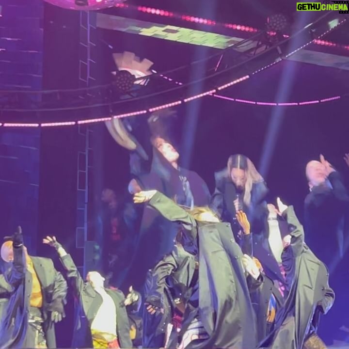 Rita Guedes Instagram - Meu #tbt de hoje foi do melhor show que já assisti ! Vi 4 shows da @madonna , maravilhosos , mas nada se compara com Celebration Tour ! Madonna revisita toda sua carreira , canta seus maiores sucessos , músicas que marcaram ! Madonna è e sempre será a RAINHA do pop mundial , todas as outras cantoras que vieram depois tem um traço do talento dela . Madonna è uma referência e inspiração . Avoè @madonna My #tbt today was to the best show I’ve ever seen! I saw 4 @madonna’s concerts, wonderful all of them, but nothing compares to the Celebration Tour! Madonna revisits her entire career, sings her biggest hits, songs that left a mark! Madonna is and always will be the QUEEN of world pop, everyone who came after has a trace of her talent. Madonna is a reference and inspiration. Avoè @madonna #queen #pop #losangeles #usa