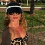 Rita Guedes Instagram - “ Sou um pouco bicho do mato. Adoro fugir de tudo e me refugiar aqui., andar descalça pela grama, entrar no rio, ouvir os pássaros e ver o pôr do sol. “.