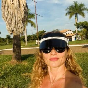 Rita Guedes Instagram - “ Sou um pouco bicho do mato. Adoro fugir de tudo e me refugiar aqui., andar descalça pela grama, entrar no rio, ouvir os pássaros e ver o pôr do sol. “.
