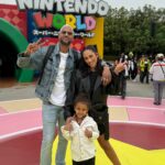 Rita Pereira Instagram - Hoje a manhã foi passada no “Parque do Super Mario” que é como quem diz nos Universal Studios Japan. Eu, como miúda dos anos 80 bem viciadinha em jogar Super Mario Bros, fiquei fascinada com o cenário todo. Voltei atrás no tempo 😊 O Lonô adorou mas, passadas 3 horas disse: Maman está bom, podemos ir embora. Bem filho de seus pais 😂😂😂 Eu e o Gui somos assim, se as filas têm 3 horas de espera, que era o caso, esquece, se já andámos em algumas coisas e já vimos e foi fixe, se já estamos felizes, siga, não ficamos ali a fazer render só porque comprámos um bilhete e temos de aproveitar as 12 horas que o parque está aberto, está visto, gostámos, vida que segue 😂😉 Mais alguém assim?! #japan #universalstudiosjapan #osaka #family #supermariobros