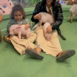 Rita Pereira Instagram - Disse ao @lal1 que íamos a um café diferente e giro aqui em Osaka. Mal sabia ele 😂😂😂🐷🐷🐷 #pigcafe #osaka #japan #japão #piggs #mipigcafe大阪店