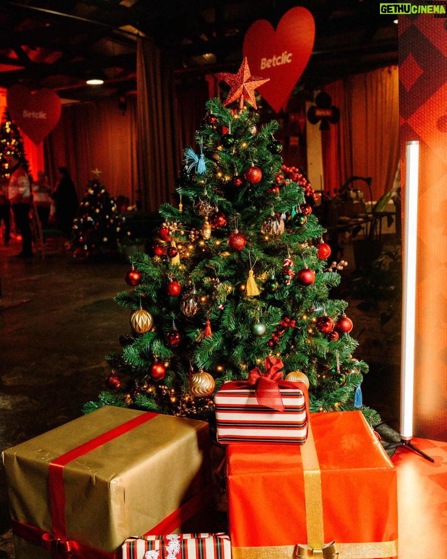 Rita Pereira Instagram - Acabadinha de aterrar em Portugal, vim ao meu único jantar de Natal deste ano, o mais especial da @betclicportugal 🎄 #jinglebet #parceria