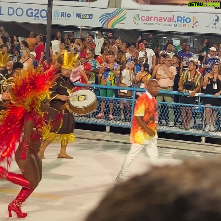 Rita Pereira - 56.5K Likes - O Carnaval no Brasil 🇧🇷
Já não é a primeira vez que vou, já tive até a sorte de desfilar num destes carros alegóricos e foi das experiências mais emocionantes da minha vida, mas todos os anos a emoção é gigante porque realmente, esta competição é única.
A mistura de pessoas, a cultura, a arte, a dedicação, a inclusão, a cor, os carros alegóricos, as fantasias, o amor que se vê no rosto de cada participante, tudo isto é muito especial.
Aconselho muito tentarem viver esta experiência.
@nossocamarote @marquesdesapucaioficial #carnavaldorio #riodejaneiro #goodvibes
