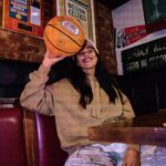 Rita Pereira Instagram - Vamos de throwback de Boston com a @betclicportugal 🏀 Já agora, nunca perguntei se tenho muitos seguidores amantes de basquetebol como eu. Deixem nos comentarem se gostam de basket ou o nome dos amigos que gostam 😉🫶🏾 #tbt #boston #basketball #basketballlovers #ilovethisgame