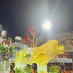 Rita Pereira Instagram - O Carnaval no Brasil 🇧🇷 Já não é a primeira vez que vou, já tive até a sorte de desfilar num destes carros alegóricos e foi das experiências mais emocionantes da minha vida, mas todos os anos a emoção é gigante porque realmente, esta competição é única. A mistura de pessoas, a cultura, a arte, a dedicação, a inclusão, a cor, os carros alegóricos, as fantasias, o amor que se vê no rosto de cada participante, tudo isto é muito especial. Aconselho muito tentarem viver esta experiência. @nossocamarote @marquesdesapucaioficial #carnavaldorio #riodejaneiro #goodvibes