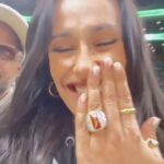 Rita Pereira Instagram – Quando tens uma amiga com um anel de excelência da Hall of Fame NBA e és fã de basketball, é ÓBVIO que vais pedir para usar.
O que dizes às pessoas quando o tens, já não é nada com ela 😂😂😂

#parapediremcasamentosócomesteanel #ringofexcellence #halloffame #tichapenicheiro #Betclicontour #justkidding #basketball #basketballlovers #nba #wnba #boston #bostonceltics #celtics