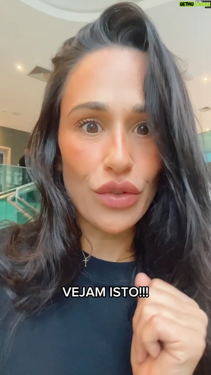 Rita Pereira Instagram - Já assisti várias vezes aos desfiles de Carnaval no sambódromo da Marquês de Sapucaí, no Rio de Janeiro e há uma coisa com a qual fico sempre impressionada, a forma como os brasileiros customizam uma tshirt 😳 É um autêntico desfile dentro do desfile. PS- Todos os anos digo: Para o ano vou dar tudo na tshirt!!! Nunca acontece 🤣🤣🤣 @sampaio_carol e @micheldiamant OBRIGADA, uma vez mais, pelo vosso convite para o melhor camarote da Sapucaí @nossocamarote 🫶🏾🫶🏾🫶🏾 #riodejaneiro #carnaval #nossocamarote #sapucaí #carnaval2024 #euamoobrasil