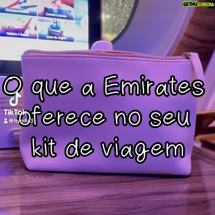 Rita Pereira Instagram - Oh pra ela de pijama @emirates no lounge do avião à espera da sua ceia antes de dormir 😏 Ah e acho que vão gostar do vídeo em que mostro o que a Emirates oferece no kit de viagem ☺️ #emirates #japão #obrigada #parceria