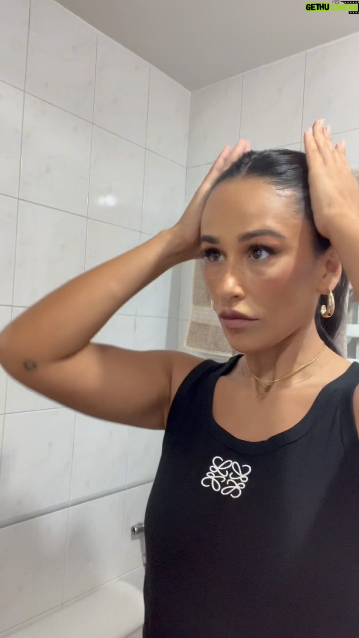 Rita Pereira Instagram - ALERTA PROMO 🚨 Aquele dia de mil coisas para fazer mas, o meu All or Nothing Amplified não falha!!! São 10 horas de longa duração 👌🏾 Deixaram aquela prenda especial para comprar em último porque ainda estão a pensar o que vão oferecer?! Eu tenho a solução: o meu perfume All or Nothing Amplified da @oriflameoficialportugal ☺️ Se colocarem o meu PROMO CODE “RITA25” na encomenda têm €25 de DESCONTO !!! Vão já a oriflame.pt e encomendem até dia 18 Dezembro para garantir entrega até ao Natal! Vamos tornar este Natal muito pink!!! #AllorNothingAmplified #oriflame #oriflameportugal #pub