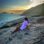 Rita Pereira Instagram – Mais um “simples” pôr do sol no Rio de Janeiro 🤎

Deixem nos comentários o lugar mais lindo de onde viram o pôr do sol 🌅 

PS- Apaixonada por estas camisas @camisasolta 🫶🏾