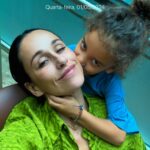 Rita Pereira Instagram – No regresso a casa tivemos 9 horas de escala. Se fosse em qualquer outro país, com qualquer outro lounge, simplesmente preferia mudar o voo do que passar por isso. Mas, estamos a falar do aeroporto Dubai e do melhor lounge que eu já estive na vida, o lounge da @emirates ⭐️

O aeroporto é um shopping gigante, com todas as marcas e mais algumas. Queremos uma Chanelzinha básica?! Temos!!! Queremos um colarzinho Bvlgari?! Temos?! Queremos umas gomas?! Uma farmácia?! Comprar um carro?! Temos!!! 

E depois vem o lounge 😮‍💨 Um mundo com tudo. O Kids club além de animar o filho também animou o pai, os buffets são imensos, a comida é ótima e super variada, temos camas, temos hotel, temos lugares privados para descansar, chuveiros, casas de banho super limpas e cereja no topo do bolo?! Têm SPA!!! Fui fazer uma massagem maravilhosa, acordei 3 vezes a ressonar 🤣 

Resumindo, as 9 horas passaram num instante e foi apanhar o avião e fazer mais uma viagem confortável.

@emirates we love you 🫰🏽

#emirates #parceria #family #lounge #loungeemirates