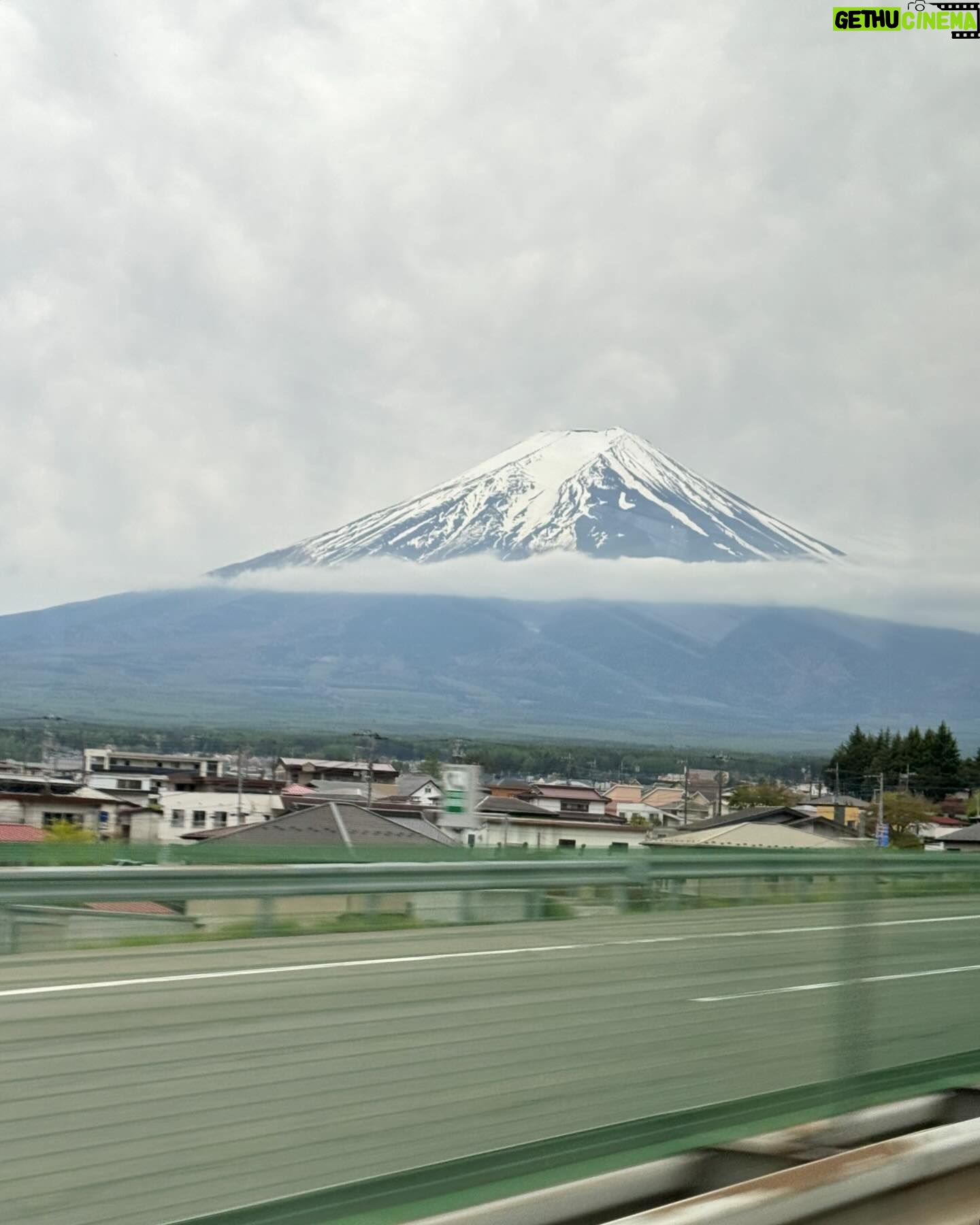 Rita Pereira Instagram - Ele é o protagonista deste post. É ele comigo, é ele connosco, é ele com o Lonô, é ele na tampa do esgoto, é ele sozinho, envergonhado atrás das nuvens mas, é tudo ele, o encantador Monte Fuji 🗻 Ah mas já agora, para quem perguntou, os morangos brancos japoneses são ótimos e super doces 😉 #montefuji #fujimountain #fujijapan #fuji #japan #travel #travelphotography #travelgram #traveljapan