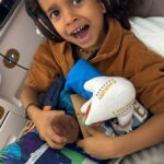 Rita Pereira Instagram - JAPÃOOOOOOO!!! Vou repetir, JAPÃOOOO!!! Estou a caminho!!!! Estas férias de sonho, aguardadas há anos, não poderiam começar da melhor forma, com @emirates claro!!! São quase 20 horas de caminho, em família portanto escolhemos os melhores para voar. Começando no check in onde os kgs de bagagem não foram um problema, logo a seguir perceber que o carrinho do Lonô pode acompanhar-nos no avião, não precisamos perder tempo a entregar para depois ir levantar não sei onde. A tripulação é extremamente simpática e atenciosa, preocupando-se com todos os pormenores. O menu a bordo parece que acabei de entrar num restaurante Michelin, tudo delicioso e uma variedade imensa. Tivemos também à nossa disposição internet 🛜 de graça!!! Free!!! E a funcionar perfeitamente. Pormenor, os chinelos são os mais confortáveis que já usei na vida 😂😂😂 E a quantidade de bons filmes que tínhamos à escolha, dava para dar a volta ao mundo 🌍 Entretanto a Emirates ofereceu ao Lonô num só voo mais presentes do que os que eu ofereci em 3 Natais 😳 Emirates, assim não dá 😂😂😂 A felicidade da criança 😉Ah já para não falar nas fotos Polaroids que tiraram, super fixe!!! 📸 Eu fiquei mais que feliz com o colchão extra conforto, o espaço que tive para me deitar, nem chegava com os pés ao fim e como se não bastasse, do nada, depois de uma refeição deliciosa, perguntam-me se quero um geladinho 🍦 Emirates fui muito mimada!!! OBRIGADAAAAA e até já porque o Japão espera-me 🫶🏾 #emirates #loveyouemirates #parceria