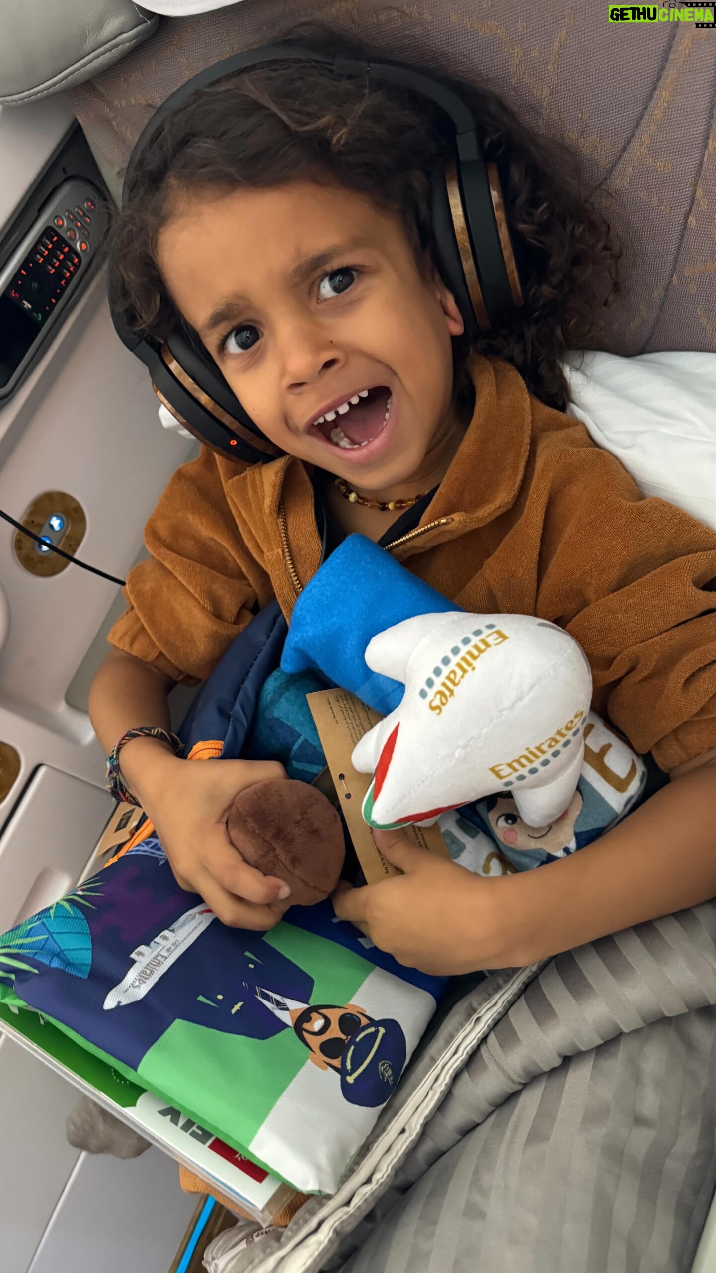 Rita Pereira Instagram - JAPÃOOOOOOO!!! Vou repetir, JAPÃOOOO!!! Estou a caminho!!!! Estas férias de sonho, aguardadas há anos, não poderiam começar da melhor forma, com @emirates claro!!! São quase 20 horas de caminho, em família portanto escolhemos os melhores para voar. Começando no check in onde os kgs de bagagem não foram um problema, logo a seguir perceber que o carrinho do Lonô pode acompanhar-nos no avião, não precisamos perder tempo a entregar para depois ir levantar não sei onde. A tripulação é extremamente simpática e atenciosa, preocupando-se com todos os pormenores. O menu a bordo parece que acabei de entrar num restaurante Michelin, tudo delicioso e uma variedade imensa. Tivemos também à nossa disposição internet 🛜 de graça!!! Free!!! E a funcionar perfeitamente. Pormenor, os chinelos são os mais confortáveis que já usei na vida 😂😂😂 E a quantidade de bons filmes que tínhamos à escolha, dava para dar a volta ao mundo 🌍 Entretanto a Emirates ofereceu ao Lonô num só voo mais presentes do que os que eu ofereci em 3 Natais 😳 Emirates, assim não dá 😂😂😂 A felicidade da criança 😉Ah já para não falar nas fotos Polaroids que tiraram, super fixe!!! 📸 Eu fiquei mais que feliz com o colchão extra conforto, o espaço que tive para me deitar, nem chegava com os pés ao fim e como se não bastasse, do nada, depois de uma refeição deliciosa, perguntam-me se quero um geladinho 🍦 Emirates fui muito mimada!!! OBRIGADAAAAA e até já porque o Japão espera-me 🫶🏾 #emirates #loveyouemirates #parceria