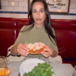 Rita Pereira Instagram – Fui experimentar a tão famosa lobster roll 🦞 de Boston.
Procurei nas redes, perguntei a locais e a vocês, qual seria o melhor restaurante, lá encontrei este Neptune Oyster.
A lobster roll era gigante!!! Nunca pensei deixar lagosta no prato mas não consegui mesmo terminar 😂
Se era incrível?! Não achei. Achei super super super bem servido, lagosta fresca e boa, o pão era tipo pão de leite, bom também mas, a nível de sabor era igual a comer uma lagosta grelhada com manteiga. Não foi inesquecível.
Já as ostras 🦪 eram deliciosas!!!
O vinho era péssimo e depois de tentar trocar percebi que não havia melhor portanto ficou a primeira opção.
Aconselho este restaurante sim mas vou continuar à procura de um mais saboroso lobster roll 😉
#lobsterroll #boston #food #foodie