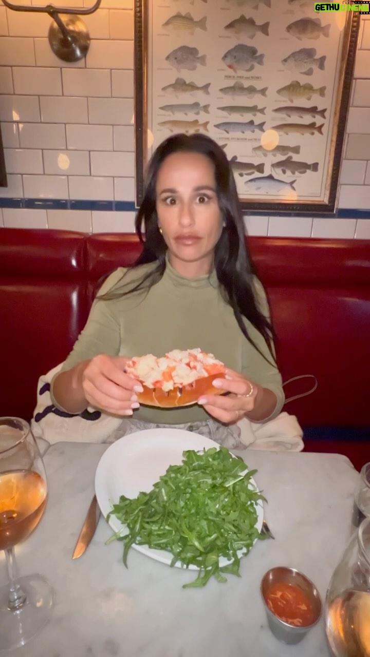 Rita Pereira Instagram - Fui experimentar a tão famosa lobster roll 🦞 de Boston. Procurei nas redes, perguntei a locais e a vocês, qual seria o melhor restaurante, lá encontrei este Neptune Oyster. A lobster roll era gigante!!! Nunca pensei deixar lagosta no prato mas não consegui mesmo terminar 😂 Se era incrível?! Não achei. Achei super super super bem servido, lagosta fresca e boa, o pão era tipo pão de leite, bom também mas, a nível de sabor era igual a comer uma lagosta grelhada com manteiga. Não foi inesquecível. Já as ostras 🦪 eram deliciosas!!! O vinho era péssimo e depois de tentar trocar percebi que não havia melhor portanto ficou a primeira opção. Aconselho este restaurante sim mas vou continuar à procura de um mais saboroso lobster roll 😉 #lobsterroll #boston #food #foodie
