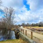 Rita Pereira Instagram – A North Bridge em Concord, Massachusetts, é frequentemente referida como o local do “tiro ouvido em todo o mundo” e o início da Guerra Americana pela Independência.
Vim até Boston por várias razões que já vos conto e estou em modo turista total. A ir a museus, a passear de autocarro com guia turístico a explicar tudo e estou a sentir-me com 12 anos numa visita de estudo 😂
Agora é o seguinte, quero dicas de Boston!!! Comunidade portuguesa de Boston chamada à recepção!!!! O que hei-de visitar, que restaurantes hei-de ir, que clubs para beber um copo, quero saber tudo 😉