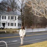 Rita Pereira Instagram – A North Bridge em Concord, Massachusetts, é frequentemente referida como o local do “tiro ouvido em todo o mundo” e o início da Guerra Americana pela Independência.
Vim até Boston por várias razões que já vos conto e estou em modo turista total. A ir a museus, a passear de autocarro com guia turístico a explicar tudo e estou a sentir-me com 12 anos numa visita de estudo 😂
Agora é o seguinte, quero dicas de Boston!!! Comunidade portuguesa de Boston chamada à recepção!!!! O que hei-de visitar, que restaurantes hei-de ir, que clubs para beber um copo, quero saber tudo 😉
