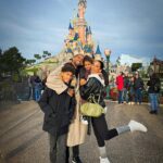 Rita Pereira Instagram – Dia de aniversário perfeito na @disneylandparis ✨🏰✨

São 5 anos do maior amor do universo. Que amor difícil de explicar, que amor único, tão único que chega a ser estranho. Um amor que me faz viver os melhores momentos e os piores pensamentos, um medo inexplicável, um medo do qual fujo todos os dias mas, um amor que quero viver para sempre. Meu Lonô 🤎

#disneylandXmas