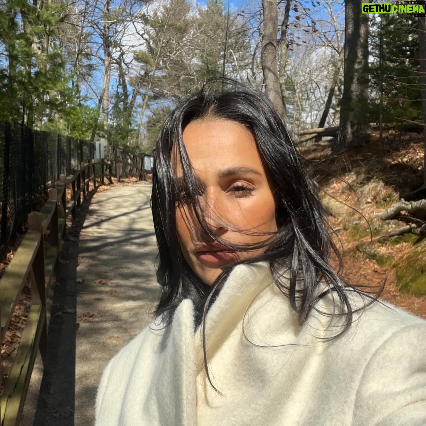 Rita Pereira Instagram - A North Bridge em Concord, Massachusetts, é frequentemente referida como o local do “tiro ouvido em todo o mundo” e o início da Guerra Americana pela Independência. Vim até Boston por várias razões que já vos conto e estou em modo turista total. A ir a museus, a passear de autocarro com guia turístico a explicar tudo e estou a sentir-me com 12 anos numa visita de estudo 😂 Agora é o seguinte, quero dicas de Boston!!! Comunidade portuguesa de Boston chamada à recepção!!!! O que hei-de visitar, que restaurantes hei-de ir, que clubs para beber um copo, quero saber tudo 😉