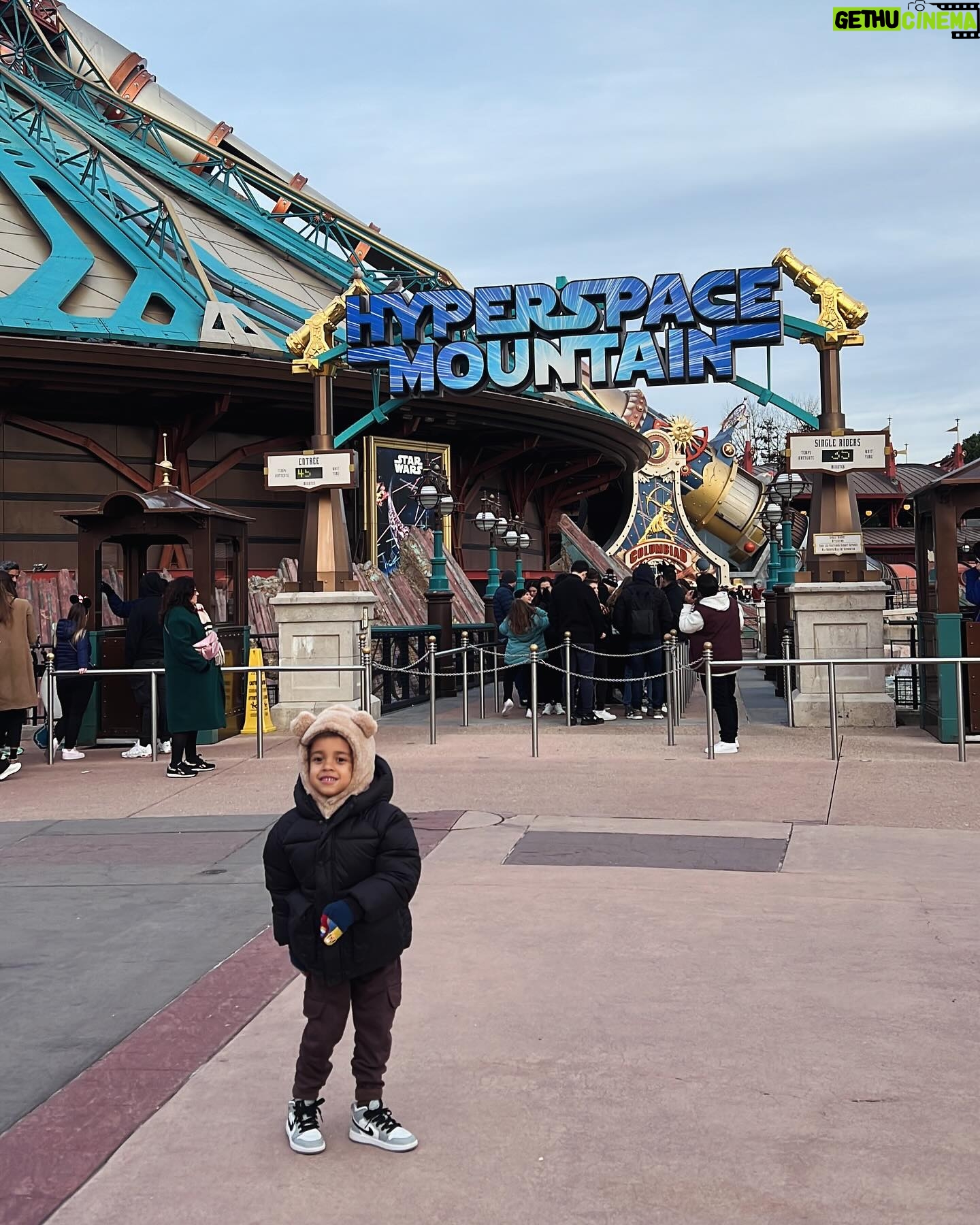 Rita Pereira - 57.7K Likes - Dia de aniversário perfeito na @disneylandparis ✨🏰✨
São 5 anos do maior amor do universo. Que amor difícil de explicar, que amor único, tão único que chega a ser estranho. Um amor que me faz viver os melhores momentos e os piores pensamentos, um medo inexplicável, um medo do qual fujo todos os dias mas, um amor que quero viver para sempre. Meu Lonô 🤎
#disneylandXmas