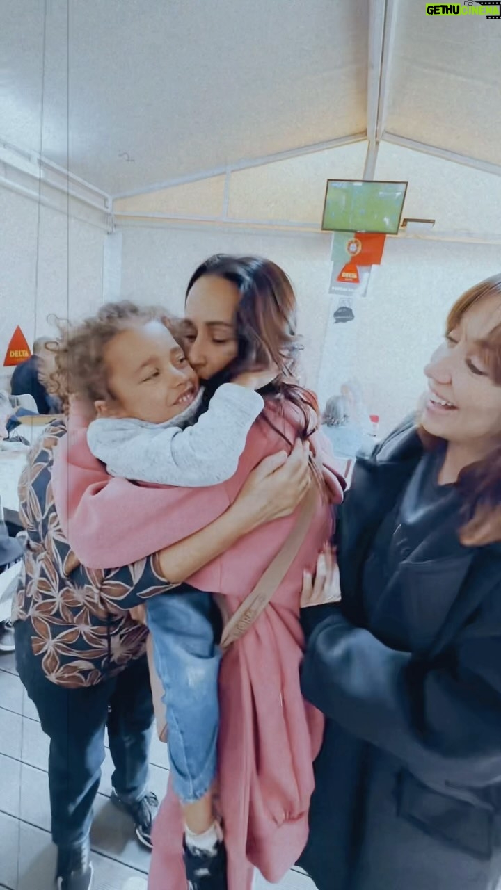 Rita Pereira - 75.2K Likes - Não aguentei mais as saudades. Acordei, corri para o aeroporto, comprei a passagem e vim abraçar a minha família. Por poucos dias mas cada segundo vale a pena 🤎
O grito da minha mãe é ótimo 🤣🤣🤣